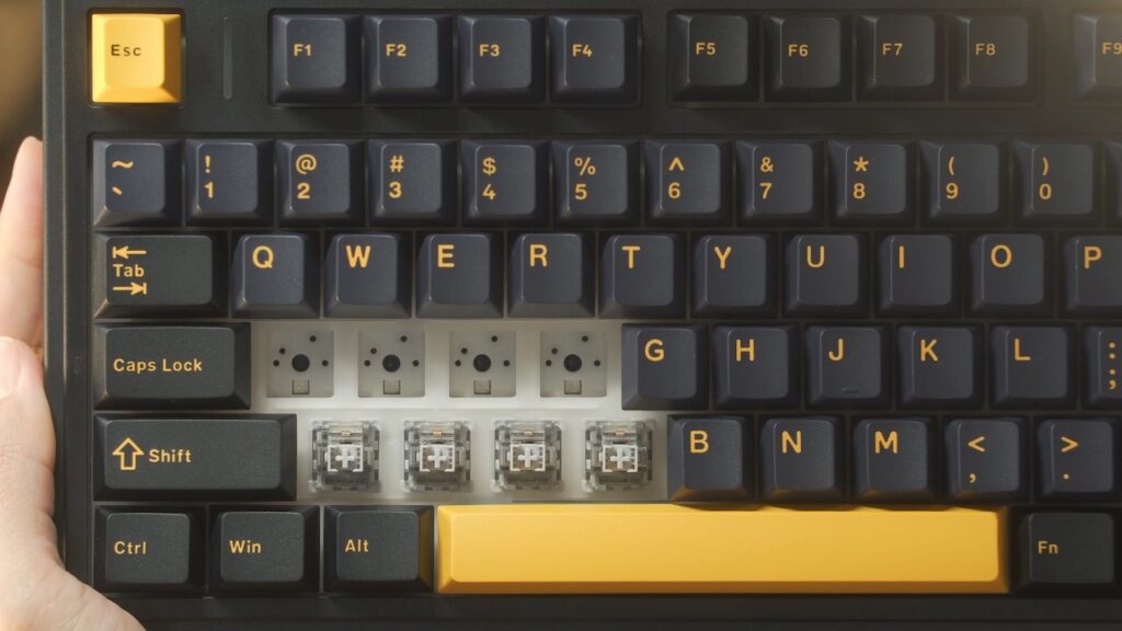 Aula F75 hot-swappable PCB supports 3-pin and 5-pin switches