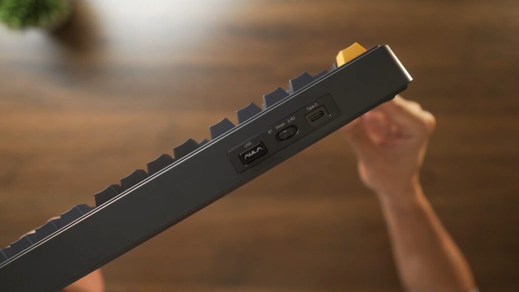 Aula F75 Tri-mode connectivity: USB-C wired, 2.4GHz wireless, and Bluetooth 5.0